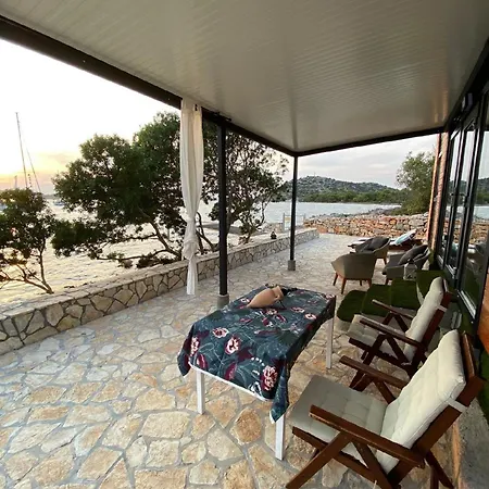 Strandhaus Danica Bain Mit Pool Und Fruehstueck