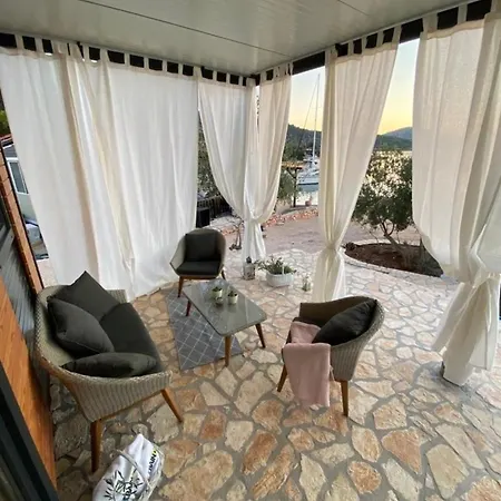 Strandhaus Danica Bain Mit Pool Und Fruehstueck Holiday home Pristanisce