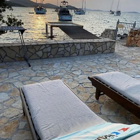 Strandhaus Danica Bain Mit Pool Und Fruehstueck Holiday home Pristanisce