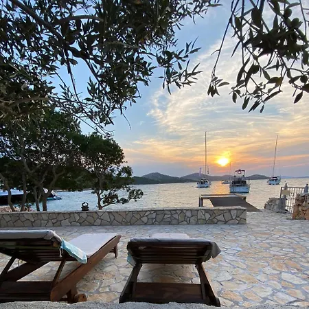 Strandhaus Danica Bain Mit Pool Und Fruehstueck * Pristanišće