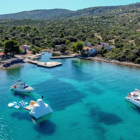 Strandhaus Danica Bain Mit Pool Und Fruehstueck 別荘 Pristanišće