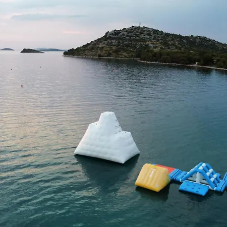 Strandhaus Danica Bain Mit Pool Und Fruehstueck * Pristanišće