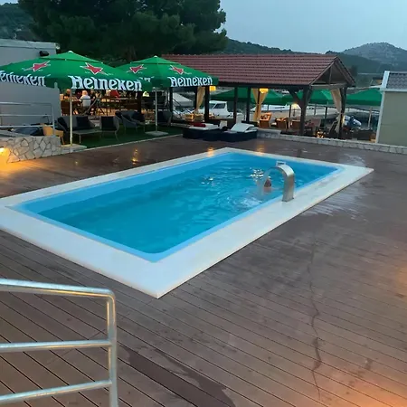 Strandhaus Danica Bain Mit Pool Und Fruehstueck 別荘 *