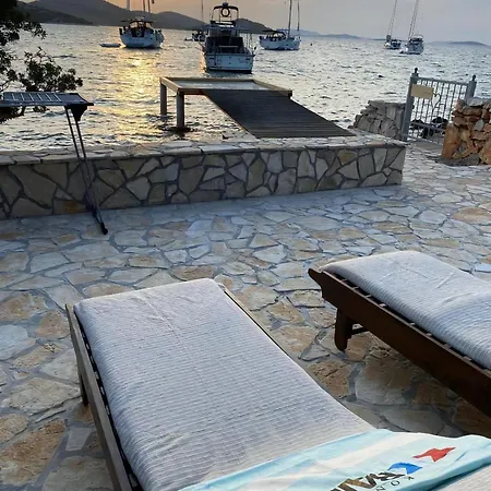 Strandhaus Danica Bain Mit Pool Und Fruehstueck * Pristanišće